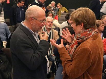 El vicepresidente de la Junta de Castilla y León y cabeza visible del sector crítico de Ciudadanos, Francisco Igea, conversa con la exsecretaria de Programas de Ciudadanos María Ángeles Fernández Ramil, al inicio de la presentación de compromisarios de Ciudadanos el jueves pasado en Santiago de Compostela.