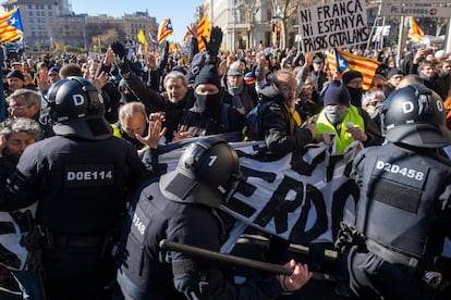 Concentración de los CDR, a la que han acudido unas 2.500 personas, según la Guardia Urbana, ha habido encontronazos entre los manifestantes y agentes de los Mossos cuando los primeros trataron de atravesar una línea policial en la intersección entre la ronda San Pere y la plaza Catalunya.