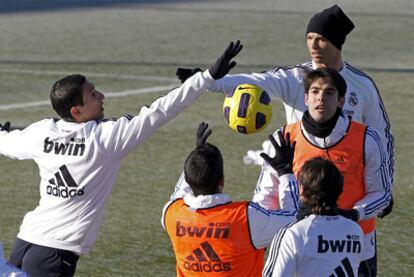 Kaká completa un ejercicio durante la sesión de hoy en Valdebebas.