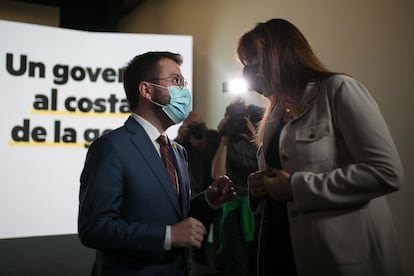 El líder de ERC, Pere Aragonès conversa con la líder de Junts, Laura Borras, tras finalizar la conferencia del republicano.