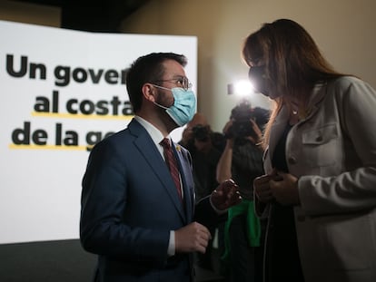 El líder de ERC, Pere Aragonès conversa con la líder de Junts, Laura Borras, tras finalizar la conferencia del republicano.