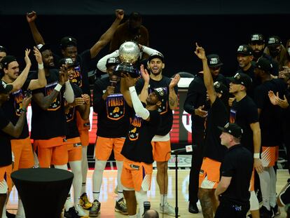 Chris Paul levanta el trofeo que acredita a los Suns como campeones de la Conferencia Oeste tras eliminar a los Clippers.
