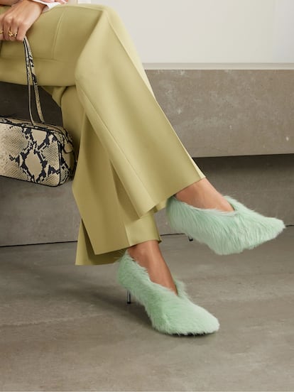 Estos zapatos están confeccionados con pelo de cabra y teñidos en un color verde menta. Son de Jil Sander y toda una declaración de intenciones para llevar con falda, pantalones vaqueros o traje de chaqueta.  (1.190 euros).