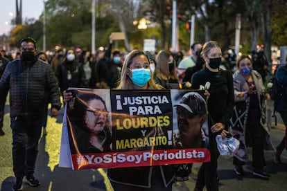 Marcha silenciosa en Tijuana para exigir justicia por el asesinato de la periodista Lourdes Maldonado y el fotógrafo Margarito Martínez, este martes.