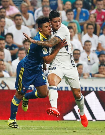 James Rodríguez (d) del Real Madrid y Facundo Roncaglia del Celta de Vigo, en un momento del partido.