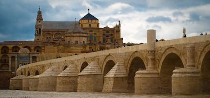 Puente romano con la mezquita.