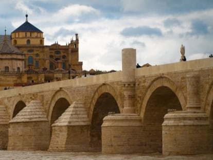 Puente romano con la mezquita.