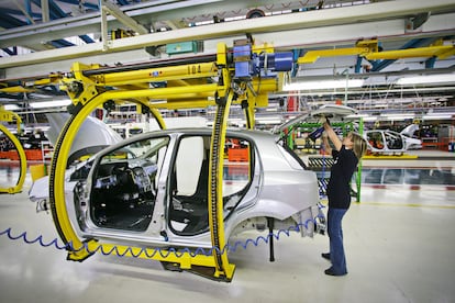 Una empleada en una fabrica de coches.