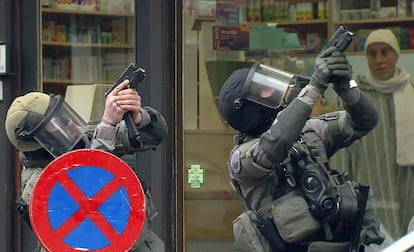 El presidente francés, François Hollande, ha confirmado en una intervención conjunta con su homólogo belga Charles Michel, que la actuación policial en Molenbeek está relacionada con los atentados de París, y que Abdeslam ha sido detenido. En la imagen, fuerzas de seguridad especiales de Bélgica durante la operación.