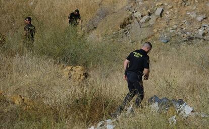 Agentes de la Guardia Civil durante la búsqueda de Mercedes Márquez, desaparecida en Carmona (Sevilla).