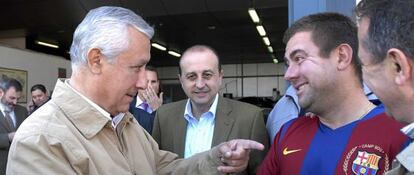 Javier Arenas bromea con un aficionado del Barcelona en el polígono industrial Los Olivares de Jáen.
