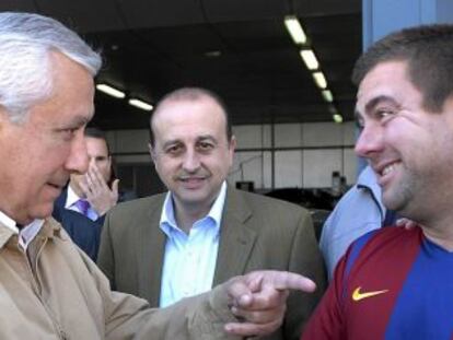 Javier Arenas bromea con un aficionado del Barcelona en el polígono industrial Los Olivares de Jáen.