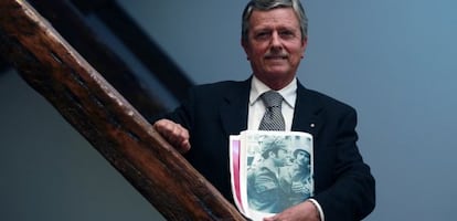 Carlos Beato mostra a sua foto de 25 de abril de 1974 junto ao capitão Maia (esquerda). / FRANCISCO SECO