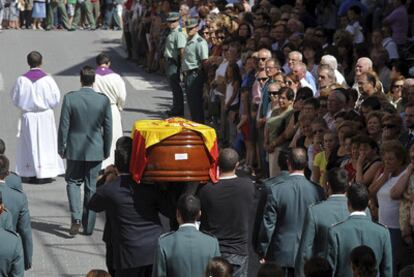 Los tres españoles asesinados el miércoles en Afganistán fueron despedidos ayer: el capitán José María Galera, en Tarazona de La Mancha,; el alférez Abraham Leoncio Bravo, en Aranda de Duero (Burgos); y el intérprete Ataollah Taefik Alili, en el auditorio de Cuarte de Huerva (Zaragoza).