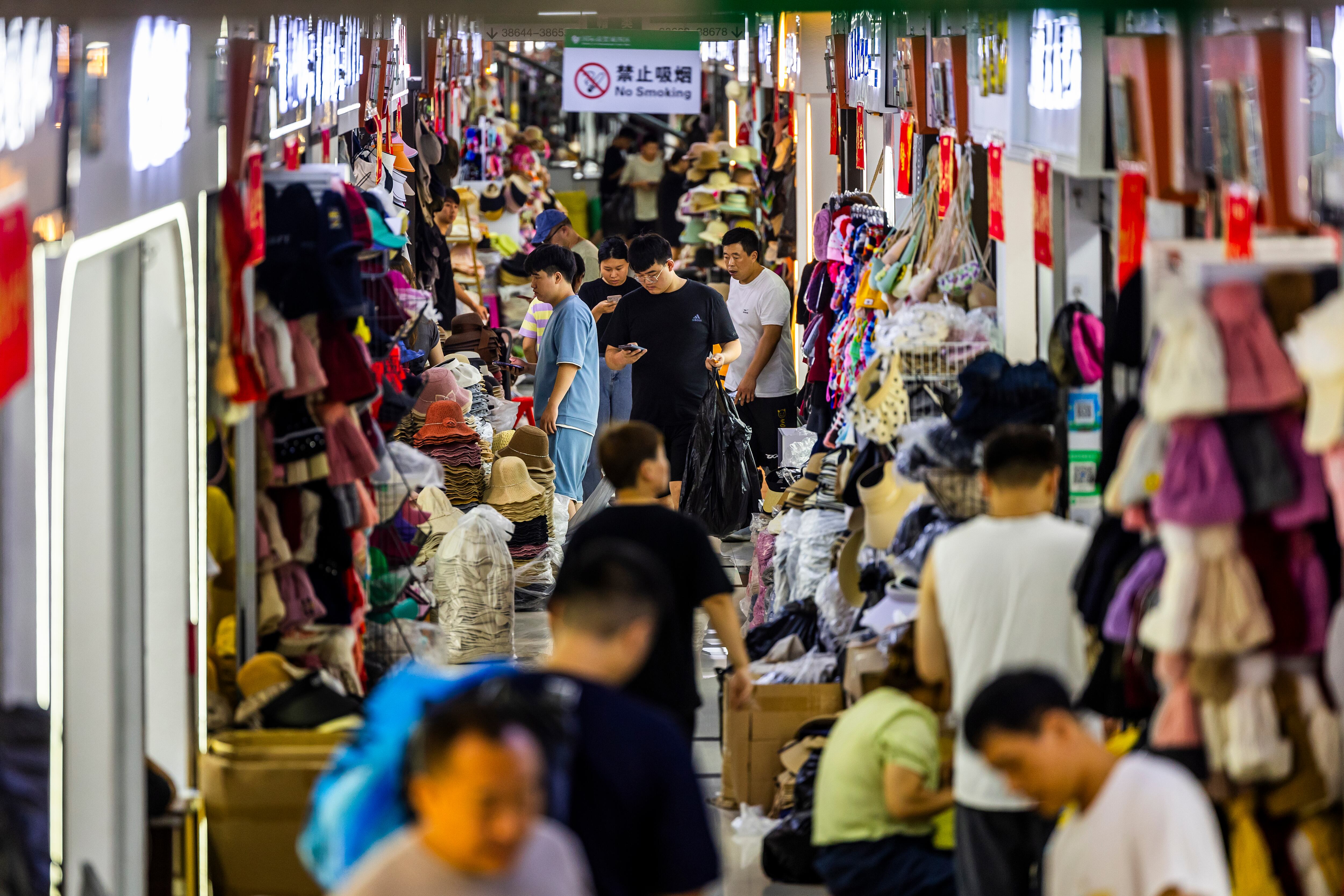 El gran hipermercado mayorista de Yiwu (China) tiene un aire de bazar. “Es como una tierra árabe en China”, dice Tommy, un egipcio que exporta material de cocina.    