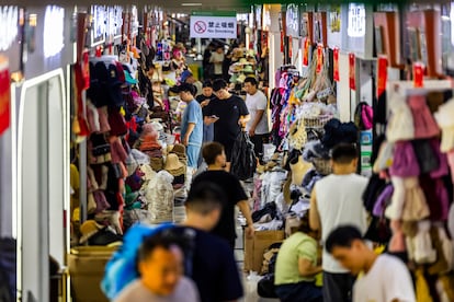 El gran hipermercado mayorista de Yiwu (China) tiene un aire de bazar. “Es como una tierra árabe en China”, dice Tommy, un egipcio que exporta material de cocina.    