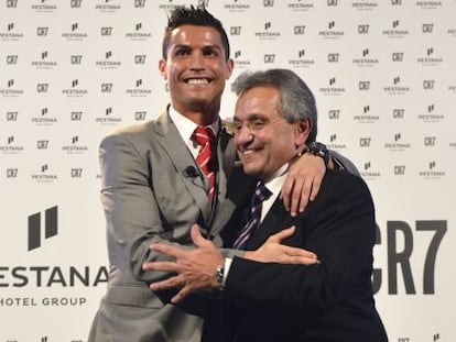 El futbolista portugu&eacute;s del Real Madrid, Cristiano Ronaldo, y el presidente del Grupo, Dion&iacute;sio Pestana.