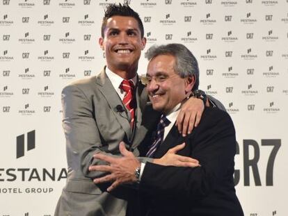 El futbolista portugu&eacute;s del Real Madrid, Cristiano Ronaldo, y el presidente del Grupo, Dion&iacute;sio Pestana.