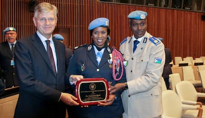 La senegalesa Seynabou Diouf recibe el premio como Mujer Policía de la ONU 2019.
