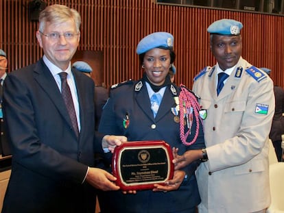 La senegalesa Seynabou Diouf recibe el premio como Mujer Policía de la ONU 2019.