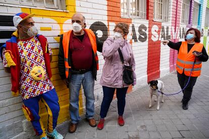 Okuda, junto a varios miembros de la asociación vecinal de Aluche que gestiona los repartos de comida