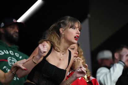 Taylor Swift durante el primer cuarto entre los Kansas City Chiefs y los San Francisco 49ers del Super Bowl.