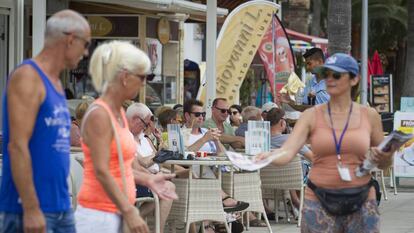 Un grupo de turistas disfruta de sus vacaciones en Palma de Mallorca, en junio de 2016.