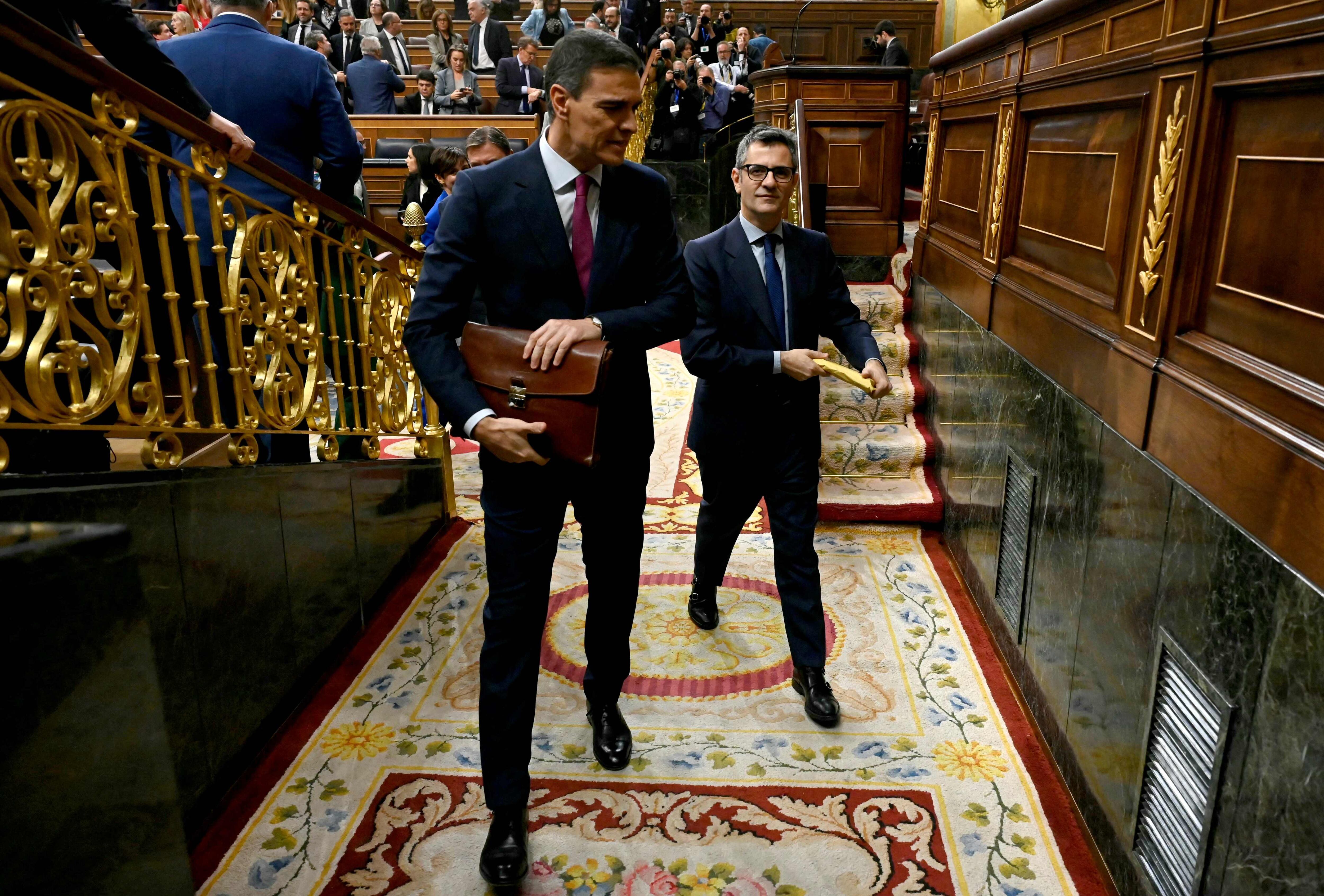 Pedro Sánchez, junto a Félix Bolaños, el miércoles en el Congreso de los Diputados durante el debate de investidura. 