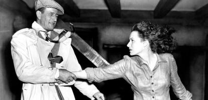 John Wayne y Maureen O' Hara en una escena del filme.