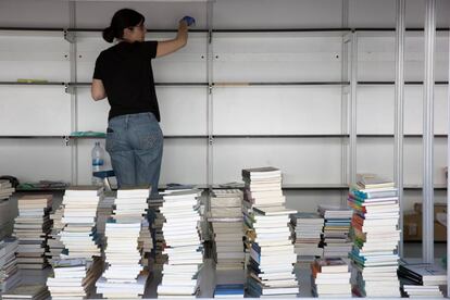 Libreros y editores pasan los días previos a la inauguración limpiando las estanterías, mostradores y toldos de las casetas. Las toallitas de bebé son el arma más utilizada en esta fase del montaje.