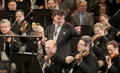 Christian Thielemann dirige a la Filarmónica de Viena durante un ensayo para el Concierto de Año Nuevo, el 30 de diciembre.