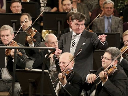 Christian Thielemann dirige a la Filarmónica de Viena durante un ensayo para el Concierto de Año Nuevo, el 30 de diciembre.