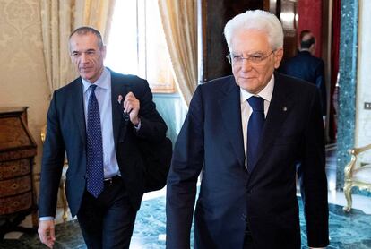 El presidente de la República, Sergio Mattarella (izq.), recibe a su canddato a primer ministro, el tecnócrata Carlo Cottarelli. Vía REUTERS