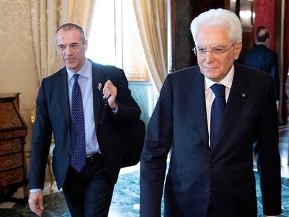 El presidente de la Rep&uacute;blica, Sergio Mattarella (izq.), recibe a su canddato a primer ministro, el tecn&oacute;crata Carlo Cottarelli. V&iacute;a REUTERS