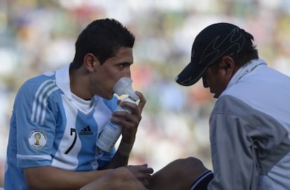 Di María toma oxígeno durante el duelo en La Paz.