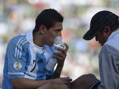 Di María toma oxígeno durante el duelo en La Paz.