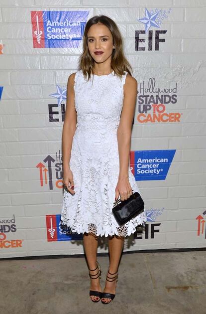 De inmaculado blanco hemos visto esta semana a Jessica Alba. La actriz, de Ralph Lauren, fue una de las invitadas al evento Stand Up To Cancer. Celebrado en Los Ángeles, la fundación recauda fondos para la lucha contra la enfermedad con la que muchas caras del cine han querido colaborar.