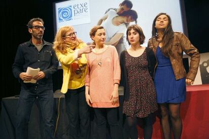 De izquierda a derecha, Iker Tolosa, técnico de cultura de Donostia 2016, Aizpea Goenaga, directora del Instituto Etxepare, junto a Matxalen de Pedro, Goiatz Labandibar y Maialen Sarasua, las tres artistas de la iniciativa.