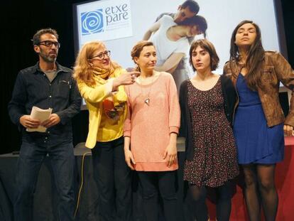 De izquierda a derecha, Iker Tolosa, técnico de cultura de Donostia 2016, Aizpea Goenaga, directora del Instituto Etxepare, junto a Matxalen de Pedro, Goiatz Labandibar y Maialen Sarasua, las tres artistas de la iniciativa.