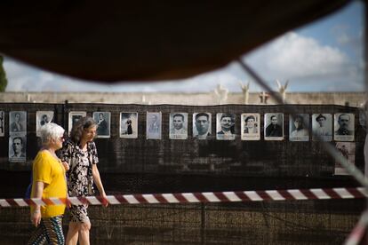 En la fosa de Pico Reja, se ha instalado un muro de la memoria donde los familiares de víctimas que podrían estar enterradas allí han puesto sus imágenes. Las fotografías son un acicate para los miembros del equipo técnico que trabaja en el cementerio para seguir con sus tareas de exhumación.