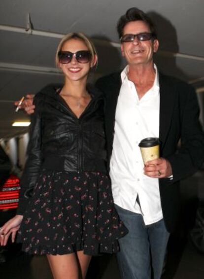 Natalie Kenly y Charlie Sheen, en una imagen de 2011.