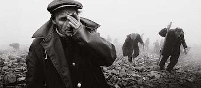 Croagh Patrick, Irlanda, 1978. Fotografía incluida en la muestra 'Miniaturas' de Pentti Sammallahti. 