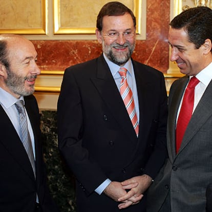 Alfredo Pérez Rubalcaba, Mariano Rajoy y Eduardo Zaplana, en los actos por el aniversario de la Constitución.