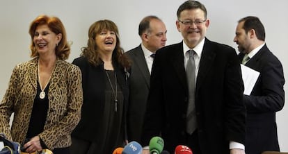 Ximo Puig, en el centro, con concejales, diputados y senadores ayer en el Ayuntamiento de Valencia.