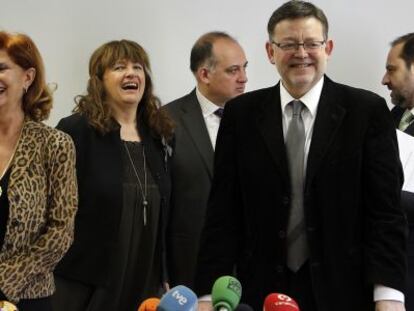 Ximo Puig, en el centro, con concejales, diputados y senadores ayer en el Ayuntamiento de Valencia.