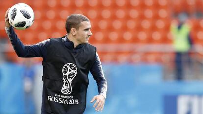 Griezmann, en el estadio de Ekaterimburgo en el enternamiento previo al Francia-Perú.