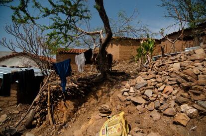 Una de las calles de la localidad de Tmalacatzingo, donde la mayoría de las casas de adobe carecen de los mínimos servicios de luz, agua potable no saneamiento. En Guerrero, uno de cada cuatro habitantes carece de drenaje; uno de cada tres habita viviendas con suelo de tierra, y tres de cada 10 no tiene sistemas para hacer llegar el agua.