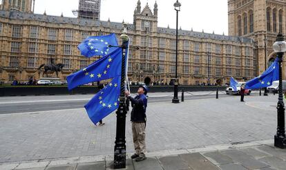 Una persona protesta contra el &lsquo;brexit&rsquo; frente al Parlamento de Londres (Reino Unido).