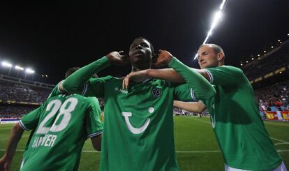 El jugador Senegalés del Hannover 96 Diouf celebra el gol del empate de su equipo.