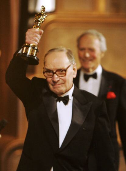 Morricone recibe el Oscar honorífico por su carrera en 2007.